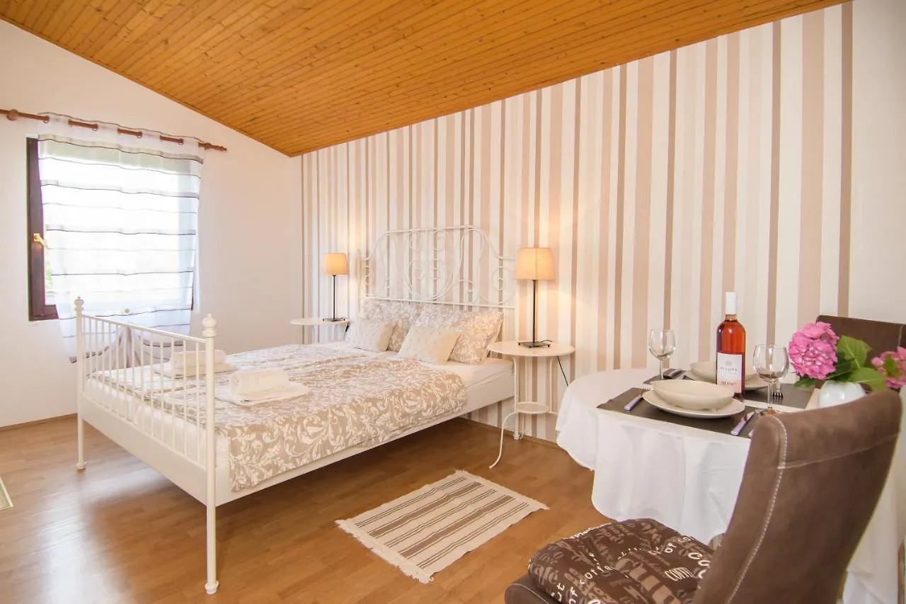 Apartments & Rooms Darrer Porec Guest house