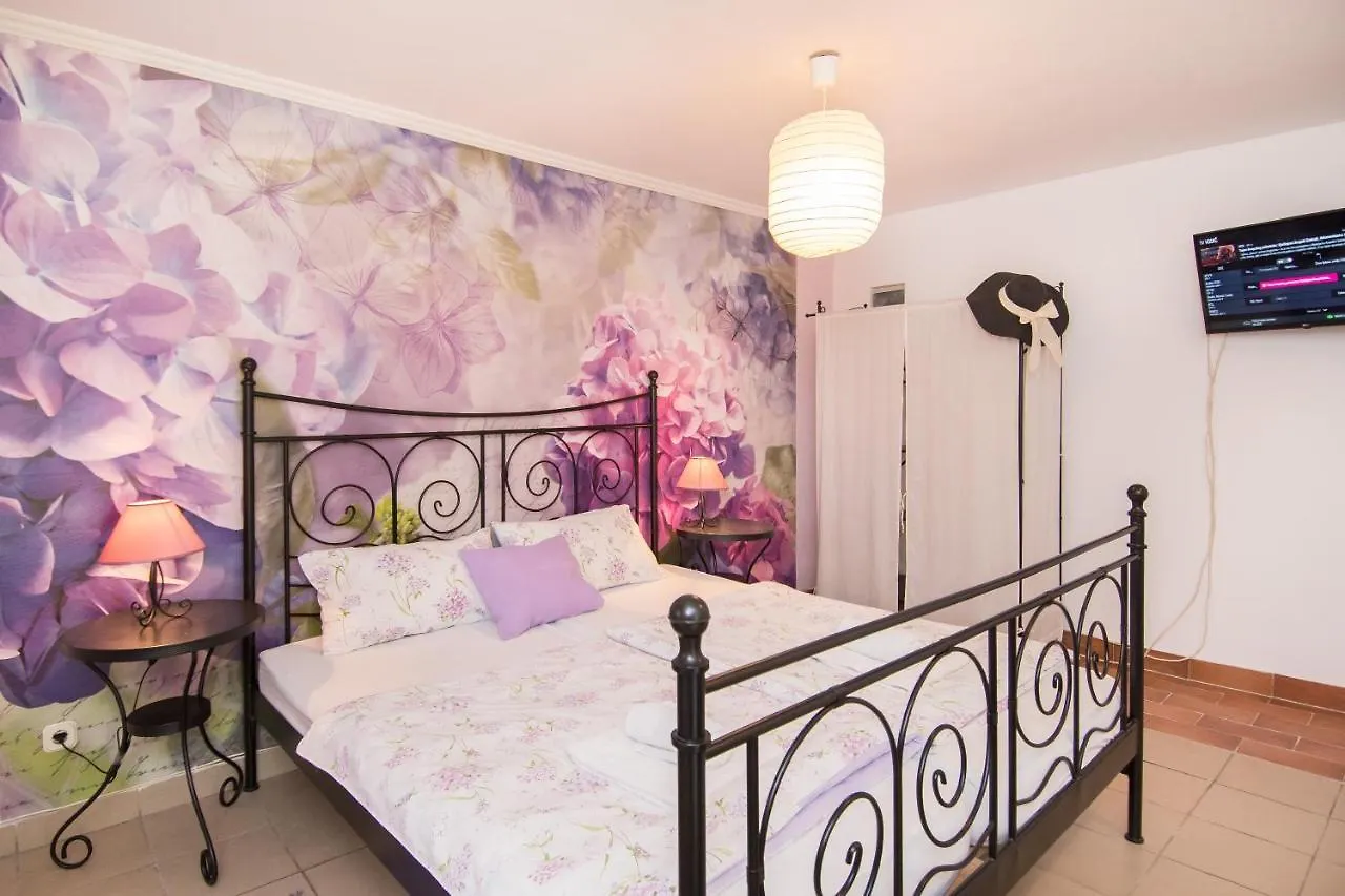 Apartments & Rooms Darrer Porec Guest house
